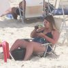 Marília Mendonça bebeu uma cerveja na praia com amigos em dia de folga