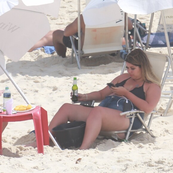 Marília Mendonça mexe no celular e toma uma cerveja em dia de folga no Rio de Janeiro