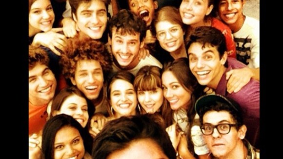 Rodrigo Simas consegue reunir elenco jovem de 'Malhação' em uma foto só
