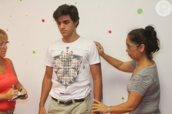 Felipe, irmão mais novo de Rodrigo, também esteve com o pai, Beto, no barracão da escola de samba