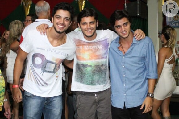 Rodrigo Simas posa com os irmãos, Bruno Gissoni e Felipe Simas