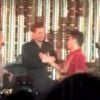Brad Pitt fez uma surpresa aos fãs ao aparecer no palco do cantor Bruno Mars durante um show em Nova Orleans, nos EUA