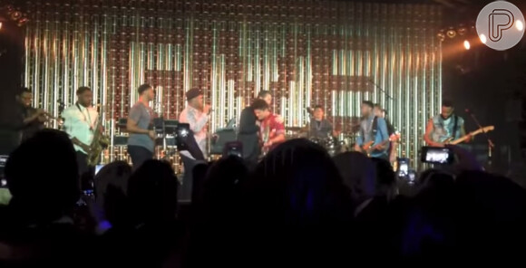 Brad Pitt tocou pandeiro durante a apresentação ao lado de Bruno Mars