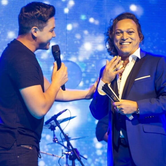 Nick (Fábio Lago) sobe ao palco para tietar Wesley Safadão na novela 'O Outro Lado do Paraíso'