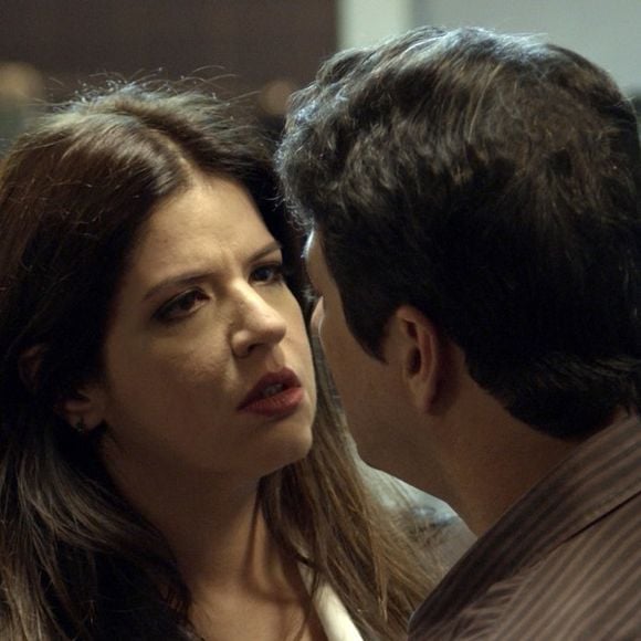 Maria Pia (Mariana Santos), em visita a Malagueta (Marcelo Serrado) na cadeia, na novela 'Pega Pega', assente: 'Muito generoso!'