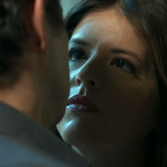 Malagueta (Marcelo Serrado) se surpreende ao ver Maria Pia (Mariana Santos) na cadeia na noite de Natal, na novela 'Pega Pega': 'Só você mesmo pra vir aqui hoje'