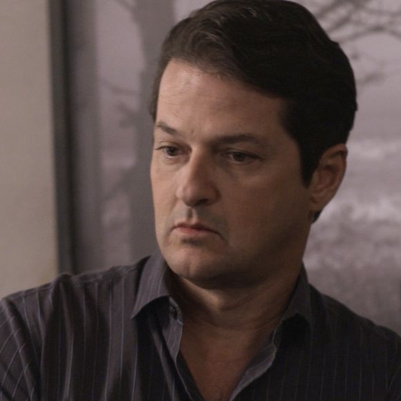 Malagueta (Marcelo Serrado) pergunta para Maria Pia (Mariana Santos), na novela 'Pega Pega': 'Papai Noel foi generoso assim?'