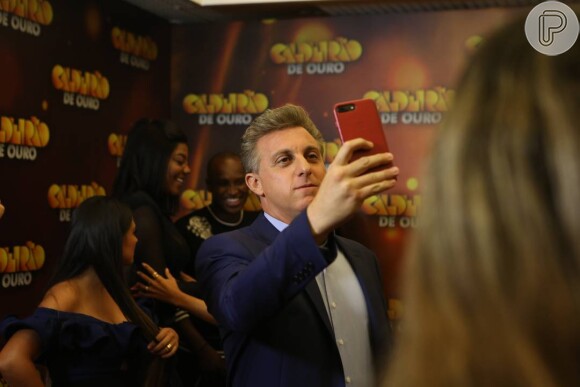 Luciano Huck faz selfie com os famosos que participaram do 'Caldeirão de Ouro'