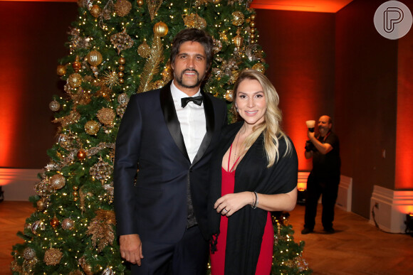 Leo Chaves, irmão de Victor Chaves, foi acompanhado da esposa a 15ª edição do Natal do Bem, realizado no Palácio Tangará, em São Paulo, na noite desta terça-feira, 12 de dezembro de 2017