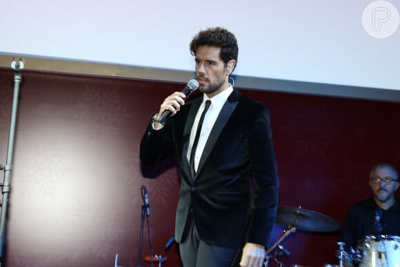 Paula Fernandes assitiu o ex-namorado, Thiago Arancam, cantar durante evento beneficente