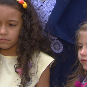Lulu (Luiza Nery) é deixada por sua mãe no colégio com Dulce (Lorena Queiroz) e Madre (Eliana Guttman), no capítulo que vai ao ar sexta-feira, dia 22 de dezembro de 2017, na novela 'Carinha de Anjo'
