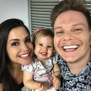 O sorriso de Melinda roubou a cena na foto em família postada nesta quarta (13)