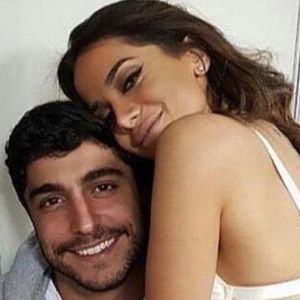 Anitta e marido, Thiago Magalhães, se casaram vestindo branco. Veja foto publicada nesta quarta-feira, dia 13 de dezembro de 2017