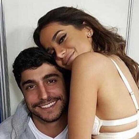 Anitta e marido, Thiago Magalhães, se casaram vestindo branco. Veja foto publicada nesta quarta-feira, dia 13 de dezembro de 2017