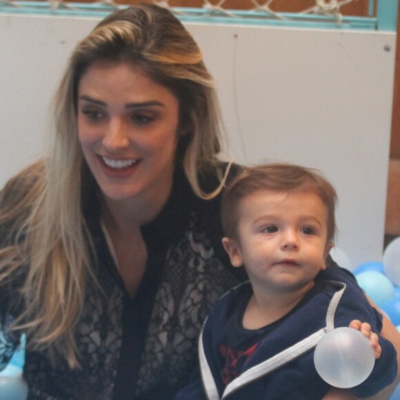 Rocco, filho Rafa Brites, foi clicado esbanjando fofura ao lado da apresentadora