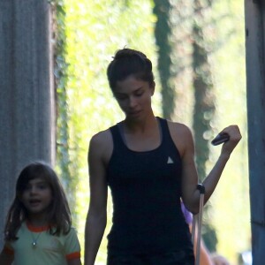 Grazi Massafera usou o look fitness preto com o qual foi clicada ao buscar a filha, Sofia na escola