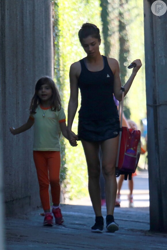 Grazi Massafera usou o look fitness preto com o qual foi clicada ao buscar a filha, Sofia na escola