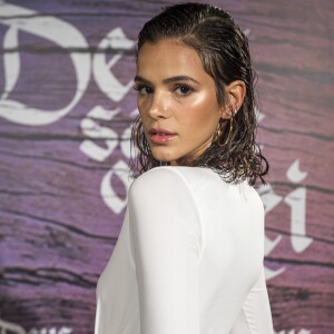 Bruna Marquezine optou pelo penteado wet hair, com aparência de fios molhados, para o evento de lançamento da novela 'Deus Salve o Rei'