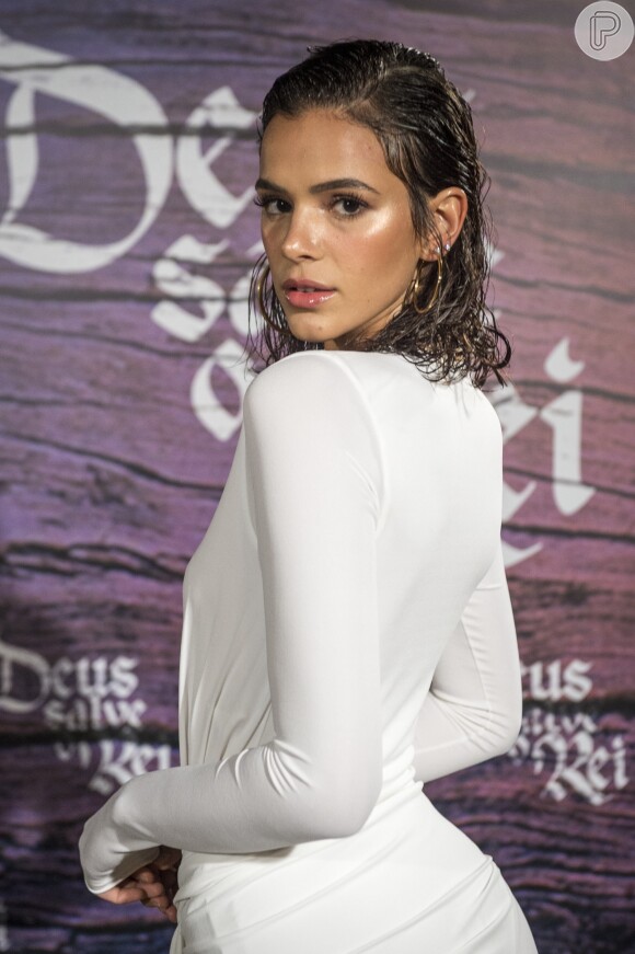 Bruna Marquezine optou pelo penteado wet hair, com aparência de fios molhados, para o evento de lançamento da novela 'Deus Salve o Rei'