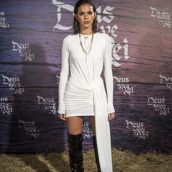 Bruna Marquezine e o seu look poderoso para a noite de lançamento da próxima novela das sete, 'Deus Save o Rei', na qual viverá a vilã Catarina