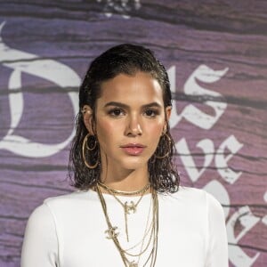 Produzida pela stylist Patricia Zuffa, Bruna Marquezine brilhou na noite com look Alexandre Vauthier, botas YSL e joias Montecristo