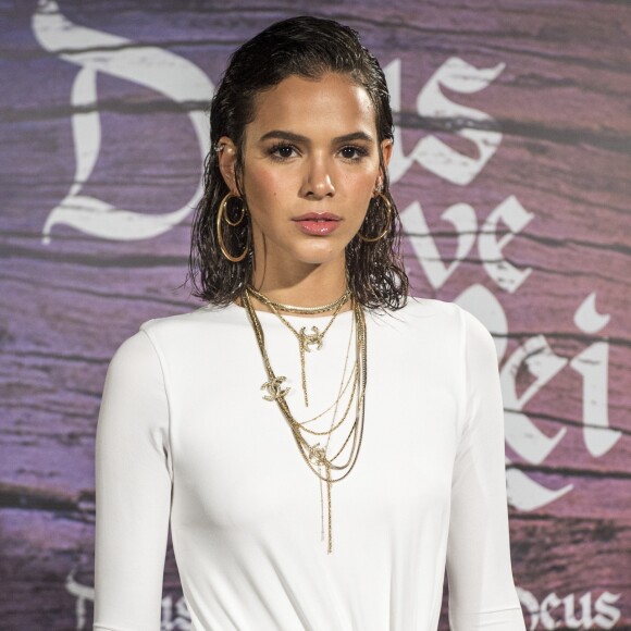 Bruna Marquezine complementou o visual com colar Chanel e ainda inovou ao exibir brincos de argola de diferentes diâmetros. 'Amei usar tamanhos diferentes de argola. Acho legal, divertido', conta