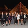 Kim Kardashian e amigas posam em frente ao Museu do Louvre, em Paris, na França