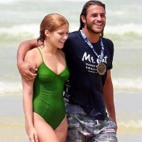 Isabella Santoni rejeita rótulo de namoro e beija surfista em viagem: 'Parceiro'
