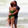 Isabella Santoni postou foto em que aparece beijando o surfista Caio Vaz