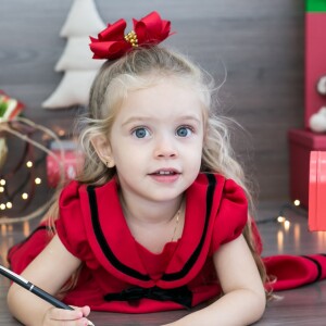 Aurora, filha de Rafael Cardoso e Mariana Bridi, esbanjou fofura em ensaio Natal