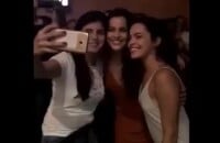 Emilly Araújo é tietada por fãs após curtir show do grupo Raça Nega, em Porto Alegre, nesta quinta-feira, 14 de dezembro de 2017