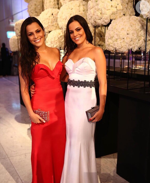 Ex-BBB Emilly Araújo foi acompanhada pela gêmea, Mayla, ao show do grupo Raça Negra