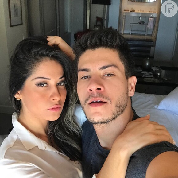 Arthur Aguiar reclamou de saudade de Mayra Cardi em seu perfil do Instagram neste sábado, 16 de dezembro de 2017