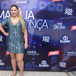 Marília Mendonça brinca com barrigão de Ivete Sangalo: 'Mais bonita que eu'