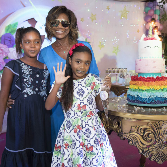 O bolo das filhas de Gloria Maria, Laura e Maria, era de unicórnio