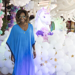 Gloria Maria posou com a decoração da festa de aniversário das filhas