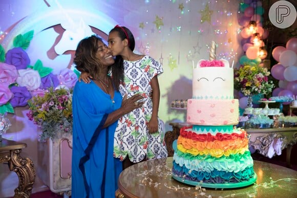Gloria Maria ganhou um beijo de Maria na festa de aniversário da filha