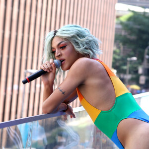 Pabblo Vittar canta hits em pocket show