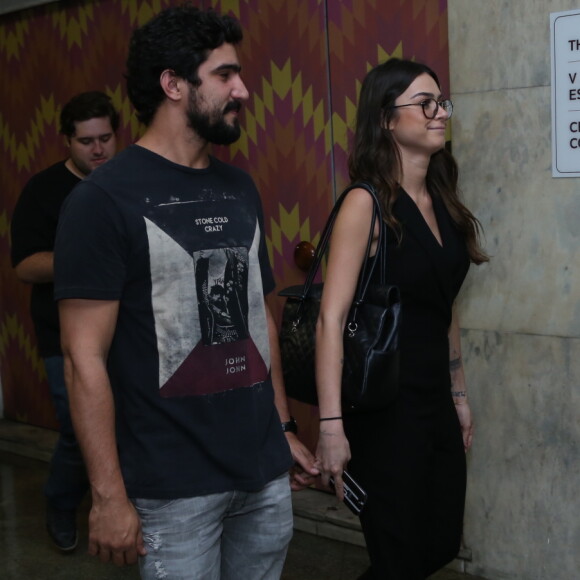 Thaila Ayala e Renato Góes chegam juntos à estreia de peça no Rio de Janeiro, em 17 de dezembro de 2017