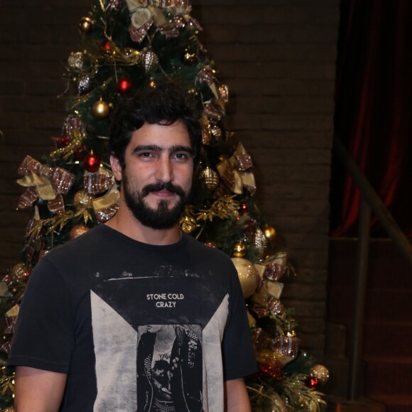 Renato Góes posa antes do espetáculo