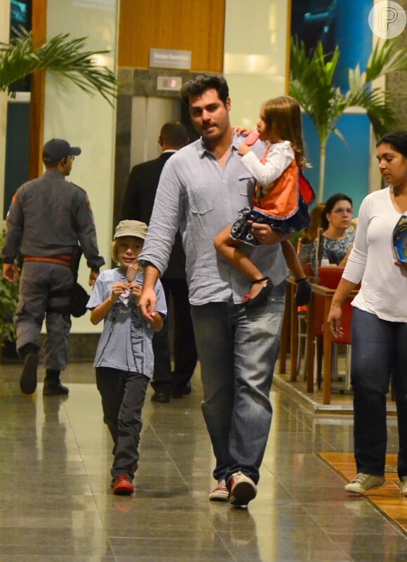 Thiago Lacerda estava com os filhos Cora, de 4 anos, e Gael, de 6 anos, do relacionamento com a atriz Vanessa Lóes