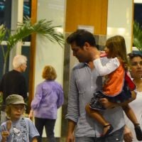 Thiago Lacerda, sem Vanessa Lóes, passeia com filhos em shopping no Rio