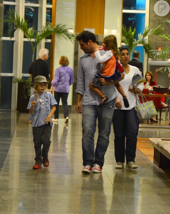 Thiago Lacerda foi com os filhos ao shopping Rio Design, na Barra da Tijuca, Zona Oeste do Rio de Janeiro, nesta sexta-feira, 23 de maio de 2014