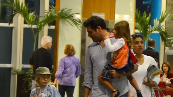 Thiago Lacerda, sem Vanessa Lóes, passeia com filhos em shopping no Rio