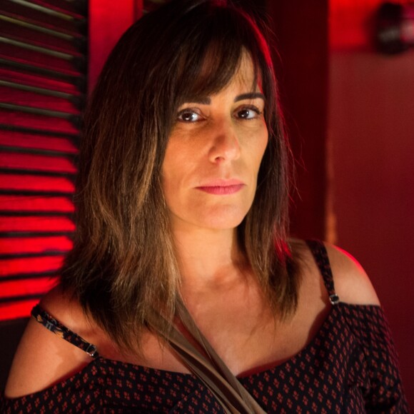 Duda (Gloria Pires) é pressionada por Patrick (Thiago Fragoso) sobre ser mãe de Clara (Bianca Bin), na novela 'O Outro Lado do Paraíso'