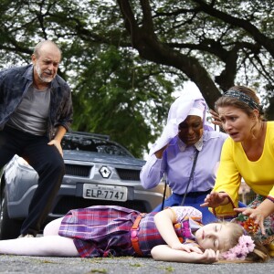 Abalada por Cecília (Bia Arantes) deixar Doce Horizonte após abandonar o hábito, Dulce Maria (Lorena Queiroz) corre na rua em frente a casa da ex-noviça e é atropelada