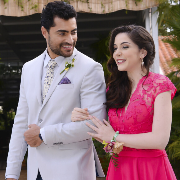 Depois do primeiro beijo na novela 'Carinha de Anjo', Cecília (Bia Arantes) e Gustavo (Carlo Porto) subiram juntos ao altar como padrinhos do casamento de Estefânia (Priscila Sol) e Vitor (Thiago Mendonça)