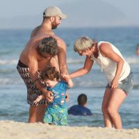 Alexandre Nero brinca com o filho, Noá, em praia no Rio de Janeiro. Fotos!