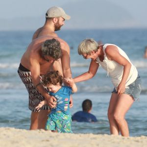 Alexandre Nero brinca com o filho, Noá, em praia no Rio de Janeiro nesta segunda-feira, dia 18 de dezembro de 2017