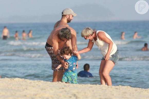 Alexandre Nero brinca com o filho, Noá, em praia no Rio de Janeiro nesta segunda-feira, dia 18 de dezembro de 2017